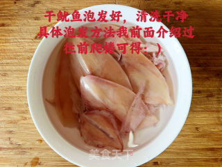海参炒鱿鱼的做法步骤：1