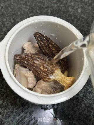 羊肚菌鱼胶排骨汤的做法步骤：2