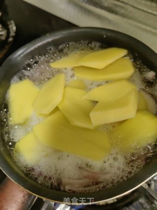 小米辣拌土豆丁的做法步骤：2