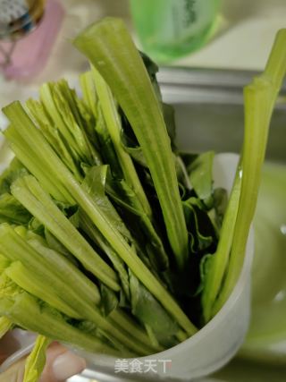 菠菜拌牛肉的做法步骤：1