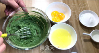 抹茶酸奶蛋糕，兼具抹茶清新和浓郁奶香的美味烘焙佳品。的做法步骤：4