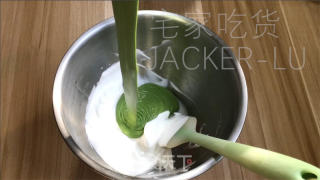 抹茶酸奶蛋糕，兼具抹茶清新和浓郁奶香的美味烘焙佳品。的做法步骤：11