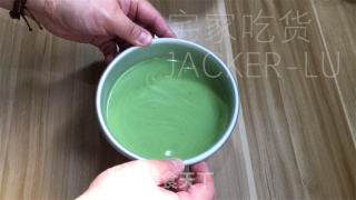 抹茶酸奶蛋糕，兼具抹茶清新和浓郁奶香的美味烘焙佳品。的做法步骤：13