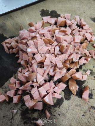 哈尔滨红肠炒大葱的做法步骤：1