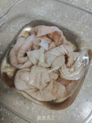 酸菜炒肥肠的做法步骤：1