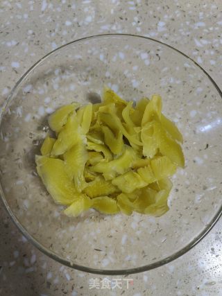 酸菜炒肥肠的做法步骤：2
