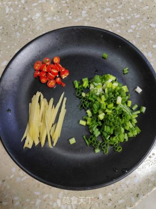 酸菜炒肥肠的做法步骤：3