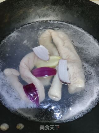 酸菜炒肥肠的做法步骤：5