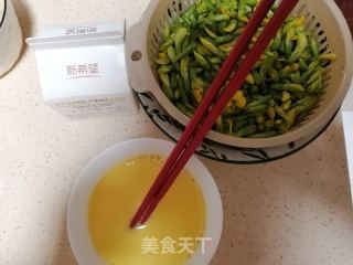 金雀花炒蛋的做法步骤：2