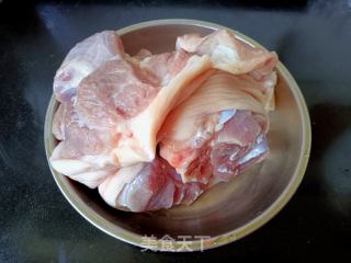 红烧蹄髈的做法步骤：1