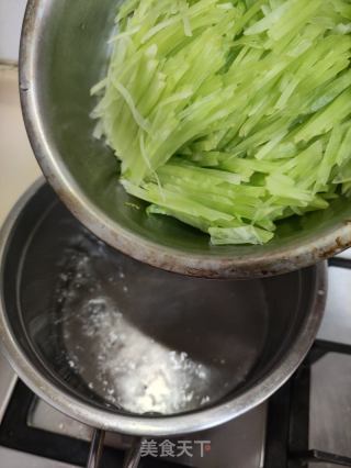 凉拌莴笋丝的做法步骤：2