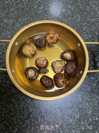 香菇干贝肉包的做法步骤：1