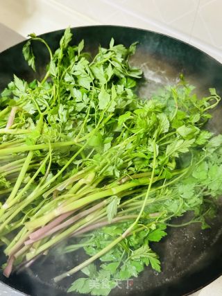 野芹菜炒腊肉的做法步骤：1