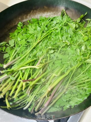 野芹菜炒腊肉的做法步骤：2