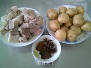 小土豆烧猪肉的做法步骤：1