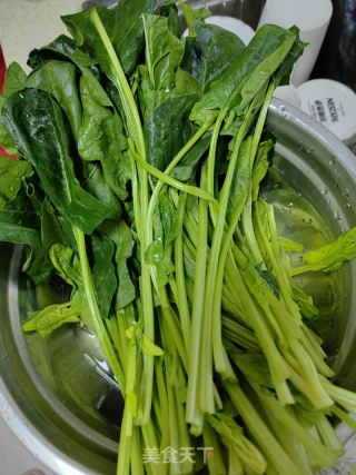 橄榄油拌菠菜的做法步骤：1