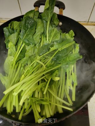 橄榄油拌菠菜的做法步骤：2