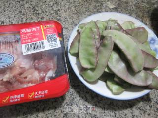 鸡腿肉丁炒扁豆的做法步骤：1