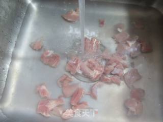 鸡腿肉丁炒扁豆的做法步骤：2