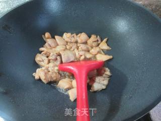 鸡腿肉丁炒扁豆的做法步骤：8
