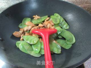 鸡腿肉丁炒扁豆的做法步骤：9