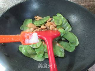 鸡腿肉丁炒扁豆的做法步骤：10