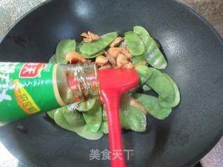 鸡腿肉丁炒扁豆的做法步骤：11