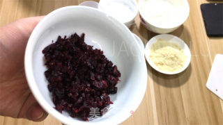 抹茶蔓越莓饼干，清新怡人、色彩诱人的小点心。的做法步骤：1