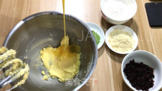 抹茶蔓越莓饼干，清新怡人、色彩诱人的小点心。的做法步骤：3