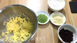 抹茶蔓越莓饼干，清新怡人、色彩诱人的小点心。的做法步骤：4