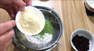 抹茶蔓越莓饼干，清新怡人、色彩诱人的小点心。的做法步骤：5
