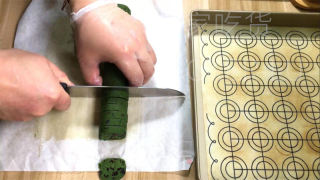 抹茶蔓越莓饼干，清新怡人、色彩诱人的小点心。的做法步骤：11