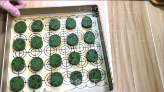 抹茶蔓越莓饼干，清新怡人、色彩诱人的小点心。的做法步骤：12