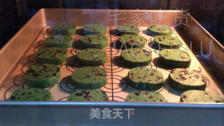 抹茶蔓越莓饼干，清新怡人、色彩诱人的小点心。的做法步骤：13