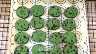 抹茶蔓越莓饼干，清新怡人、色彩诱人的小点心。的做法步骤：14