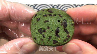 抹茶蔓越莓饼干，清新怡人、色彩诱人的小点心。的做法步骤：16
