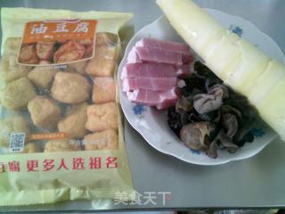 黑木耳咸肉雷笋焖油豆腐的做法步骤：1