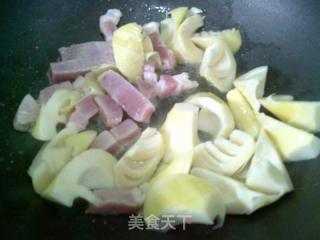 黑木耳咸肉雷笋焖油豆腐的做法步骤：5