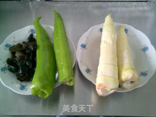 黑木耳青椒烧雷笋的做法步骤：1