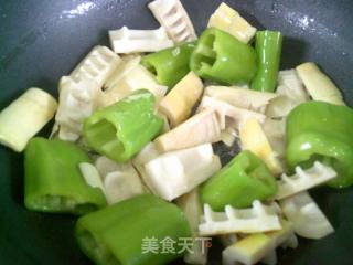 黑木耳青椒烧雷笋的做法步骤：5