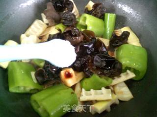 黑木耳青椒烧雷笋的做法步骤：7