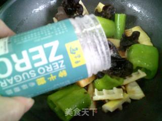 黑木耳青椒烧雷笋的做法步骤：8