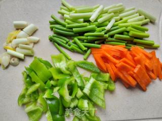 青椒蒜苔炒肉丝的做法步骤：2