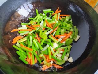 青椒蒜苔炒肉丝的做法步骤：4