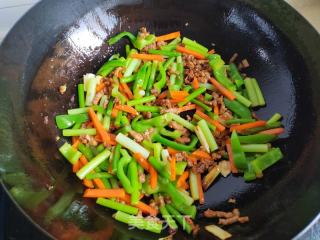 青椒蒜苔炒肉丝的做法步骤：5