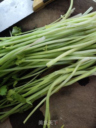 小香芹炒哈尔滨红肠的做法步骤：2