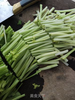小香芹炒哈尔滨红肠的做法步骤：3