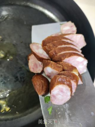 小香芹炒哈尔滨红肠的做法步骤：4