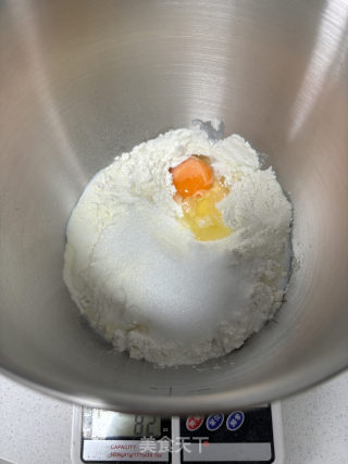 咸香蓬松香肠卷的做法步骤：1
