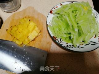 凤梨炒莴笋的做法步骤：2